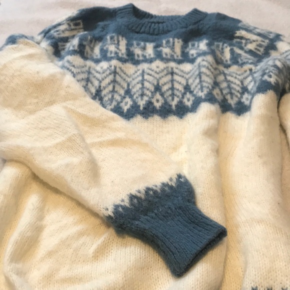 Beautiful wool sweater - Picture 3 of 3